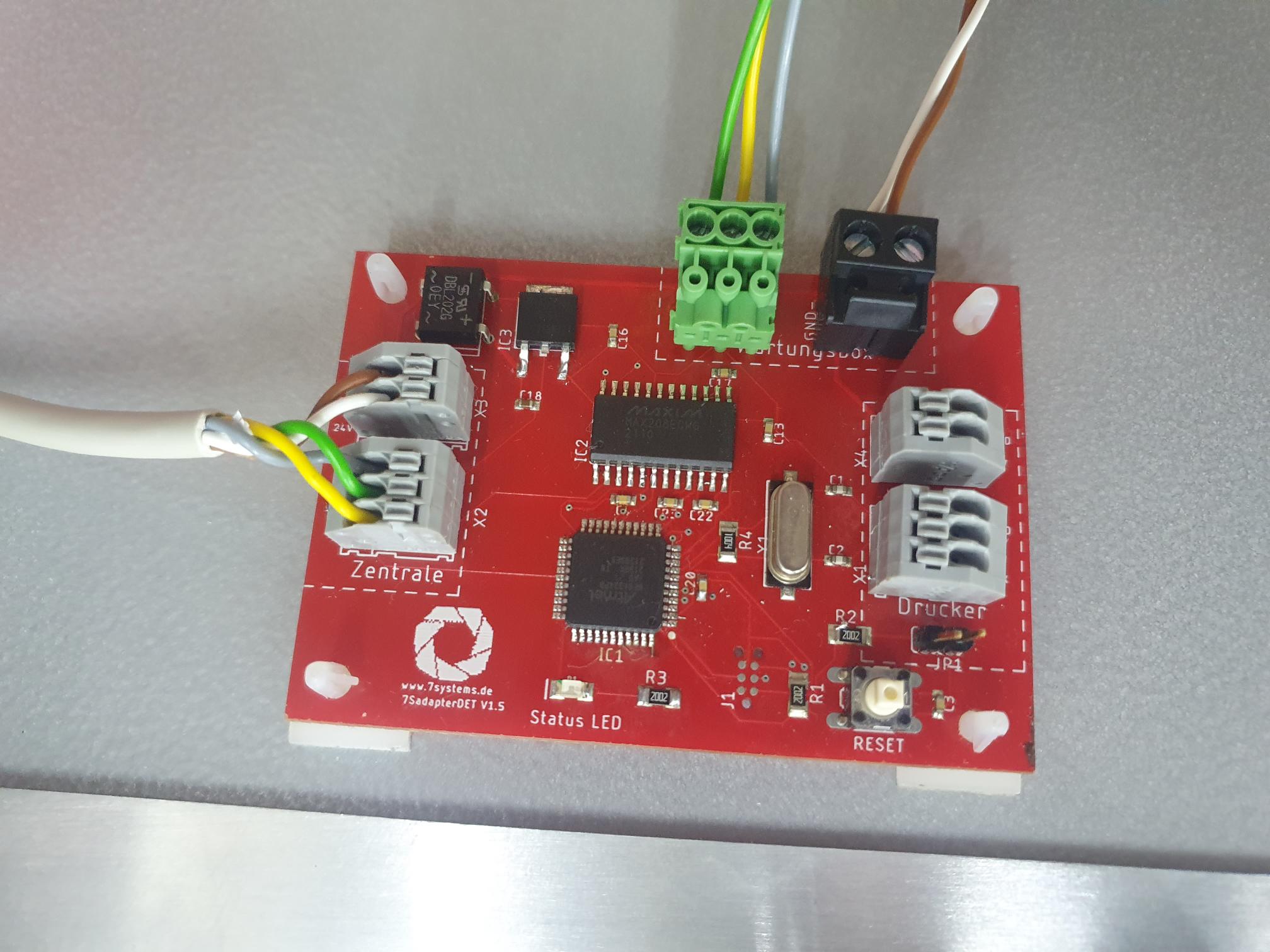 Adapter mit Steckern der Wartungsbox