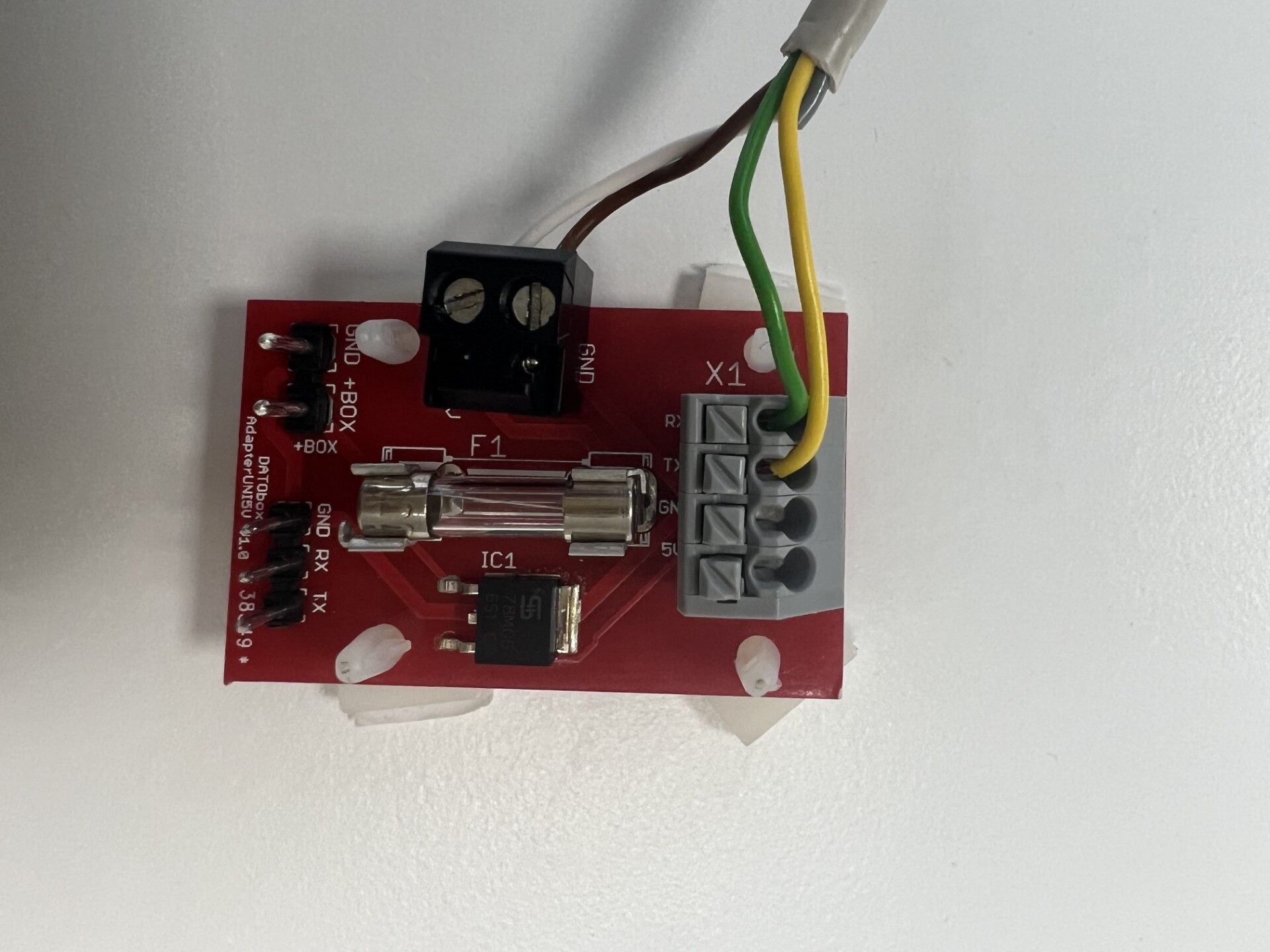 Adapter Uni5V mit angesteckten Steckern von Wartungsbox