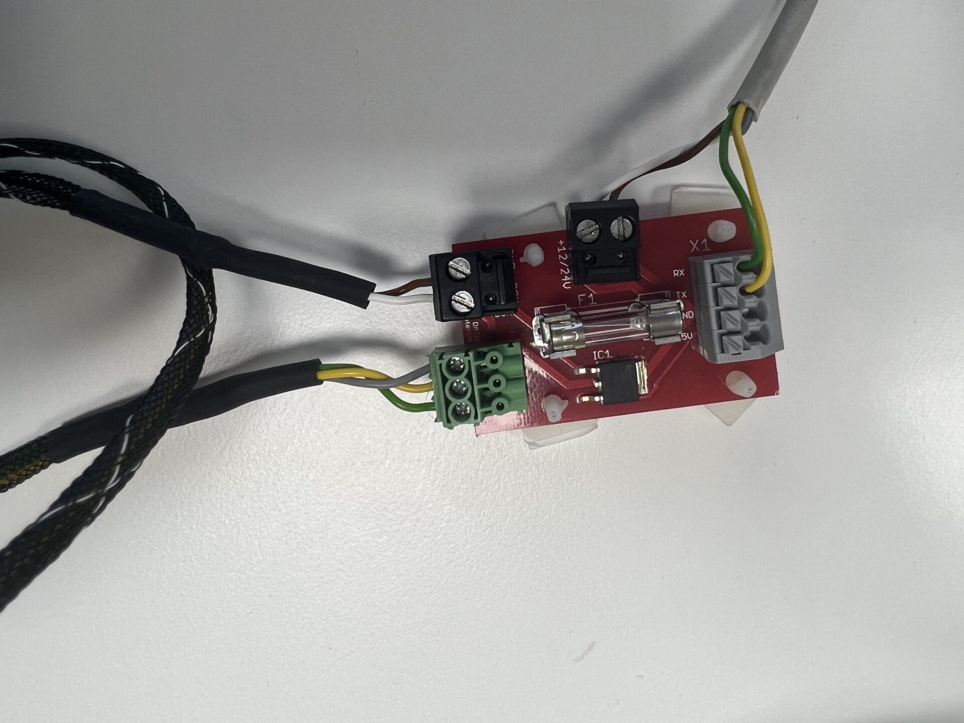 Adapterplatine mit eingesteckten Wartungsbox Steckern