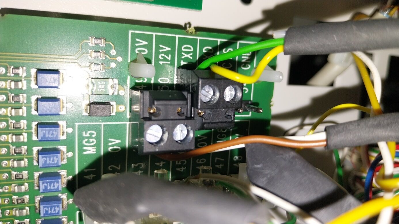 Adapter Kabelende angebracht an RS232 Schnittstelle