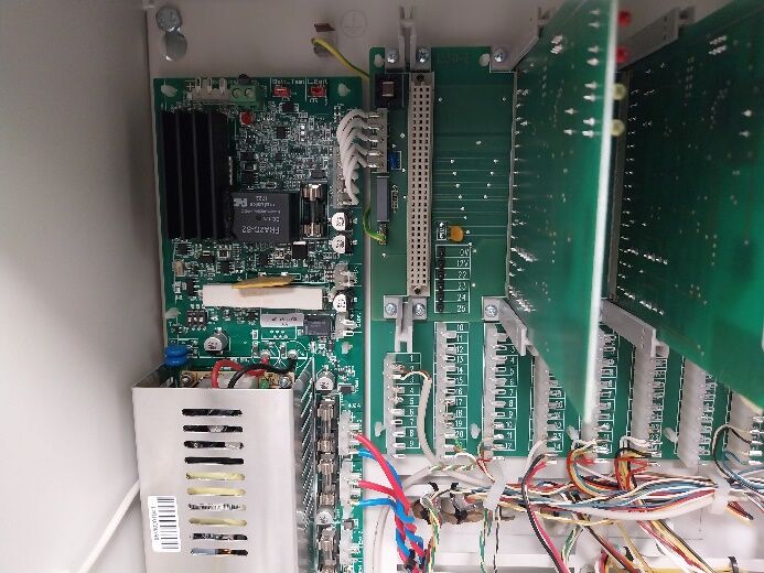 Detailblick auf leeren Sockel der fehlenden CPU-Karte
