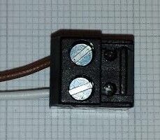Schwarzer zweiadriger Stecker der Wartungsbox mit Kabeln